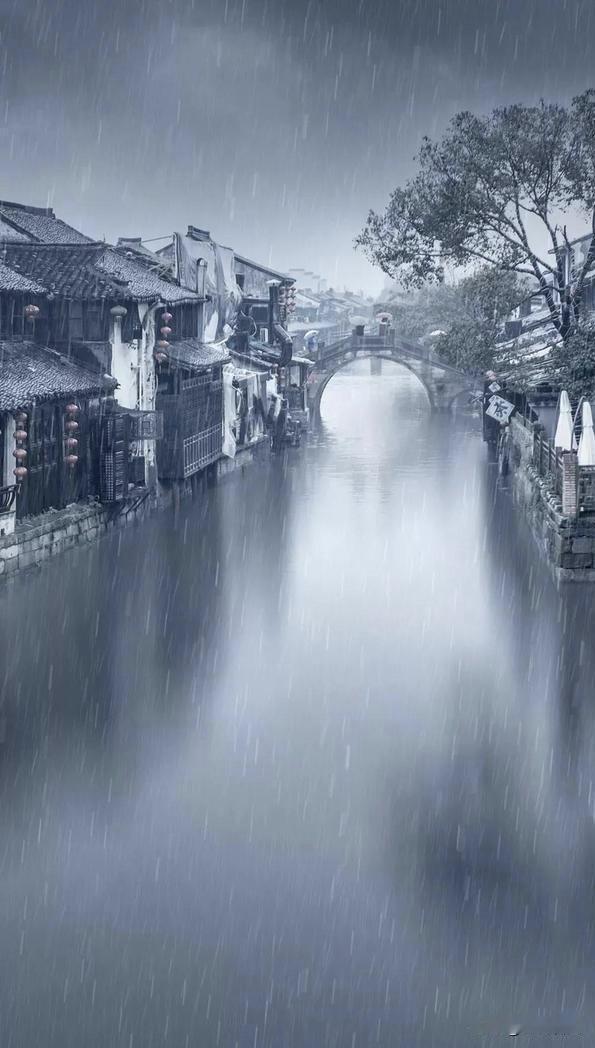 《七律•残月西楼》
作者：转转看到



残月孤楼雁未归，
青辉淡影笼帘帏。
浓