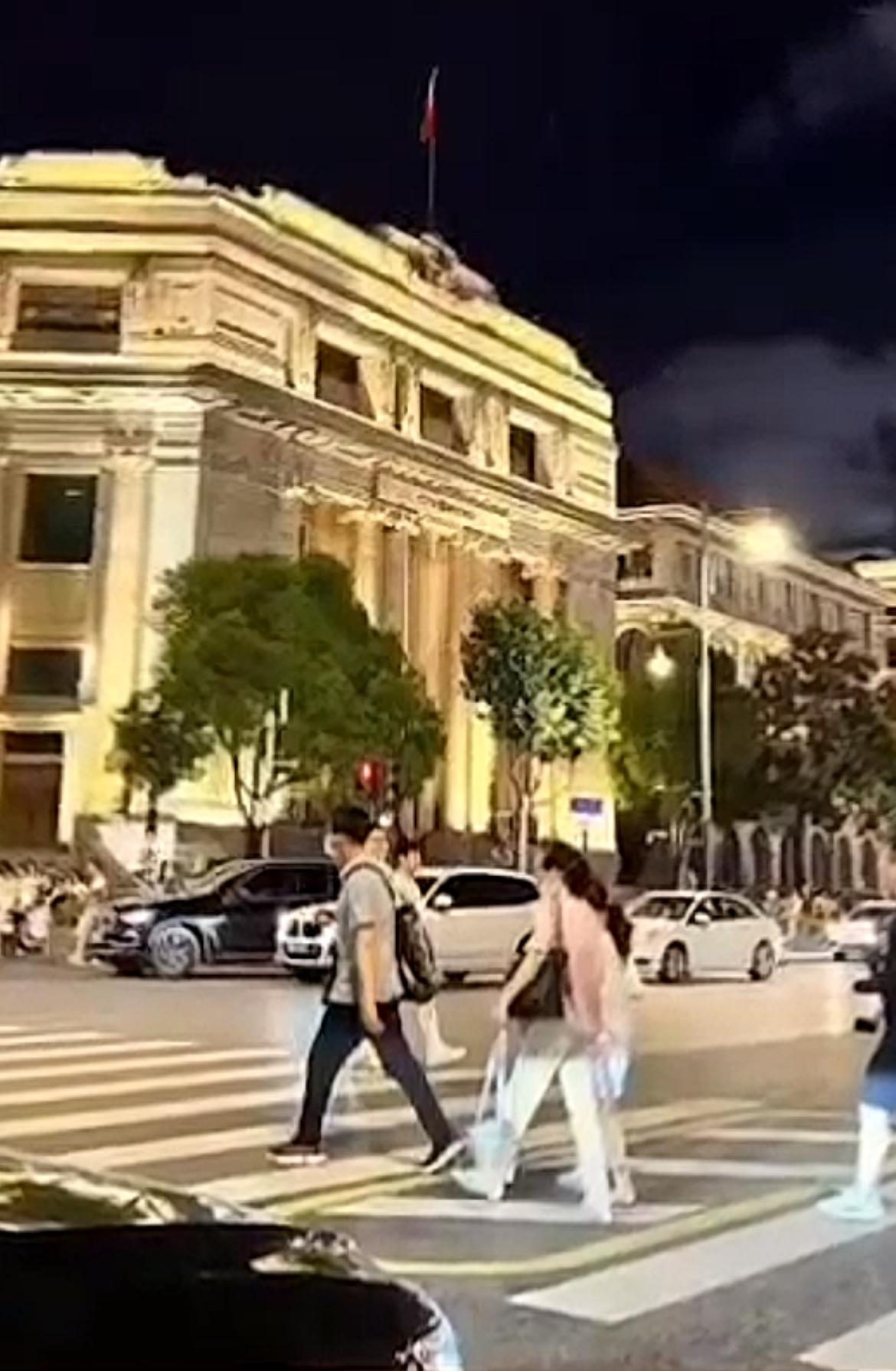 不求儿女飞黄腾达，
只求儿女平安喜乐。
钱财再多，不如身体健康；
地位再高，不如