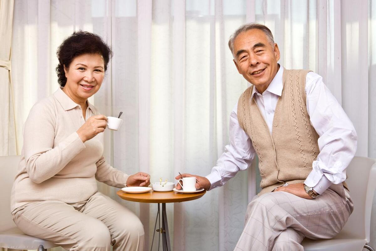 公公要陪白月光去旅游，婆婆不敢吱声，隔天我请婆婆的前男友来家吃饭，公公慌了

公