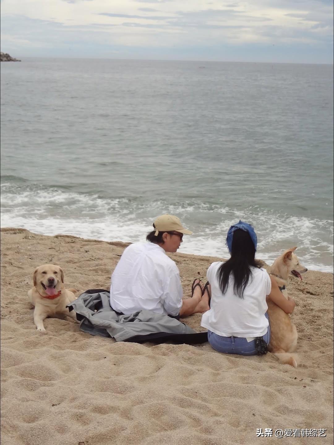 近日，演员严正花在Instagram上传了多张照片。照片中是严正花和郑宰亨在海边
