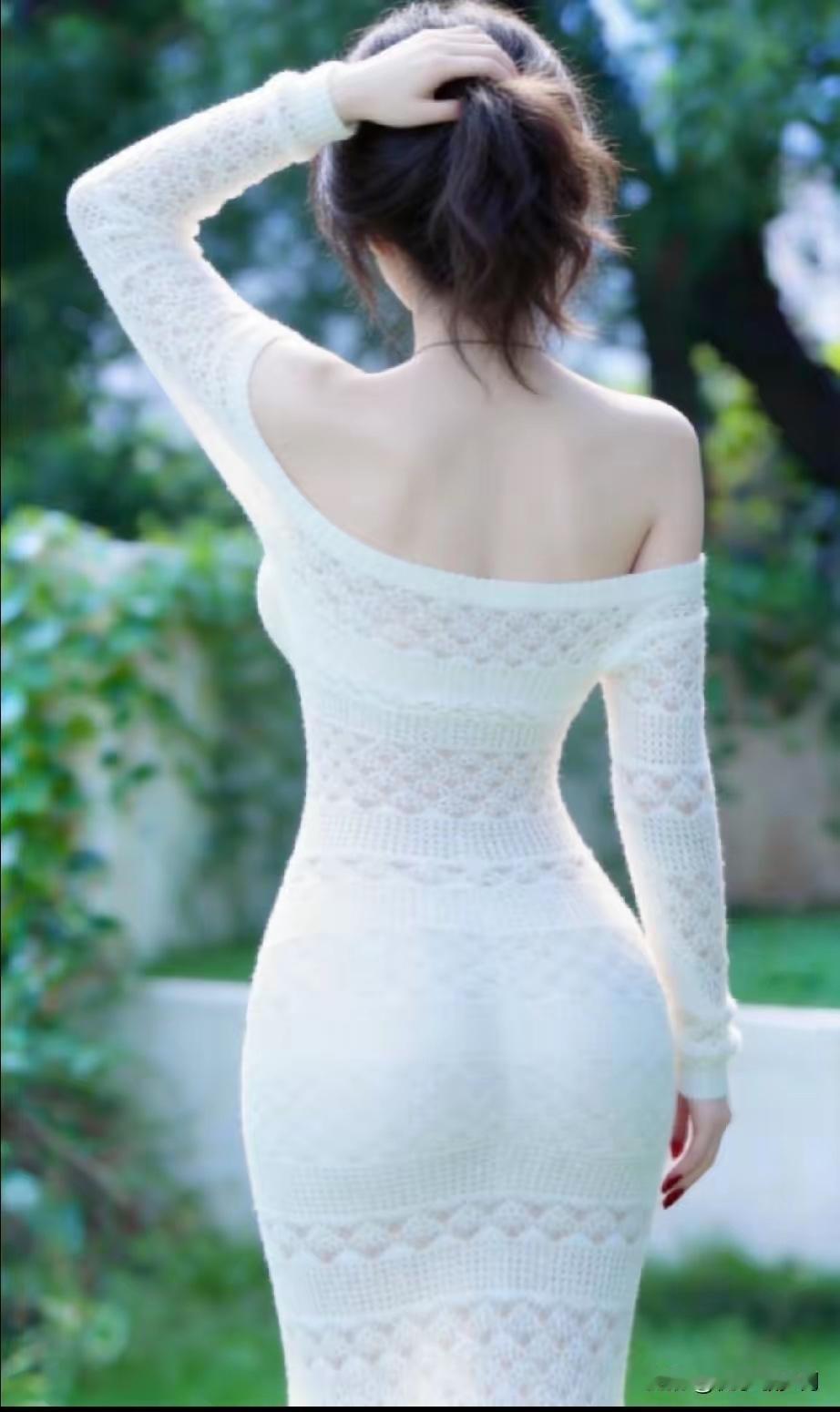 优雅白裙，夏日清新，自然光下更显动人。