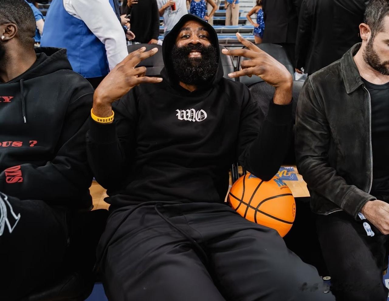 23次失误！没有哈登，快船队连过半场都费劲！
今天快船对阵雷霆的比赛中。哈登由于