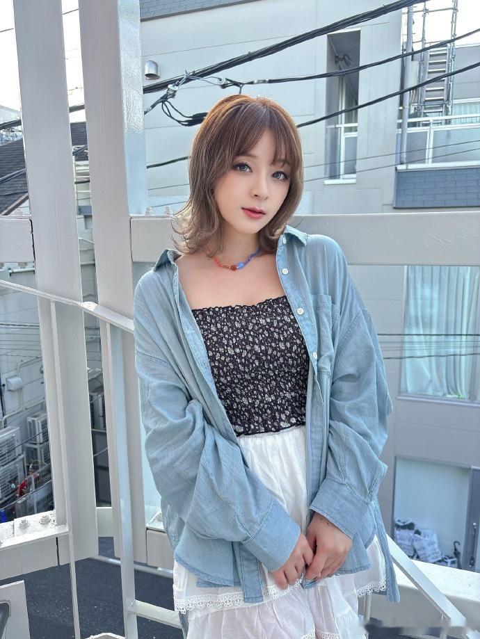 美依礼芽离婚美依礼芽宣布离婚 21日，发声明宣布离婚。据悉，她与日本摇滚乐队吉他