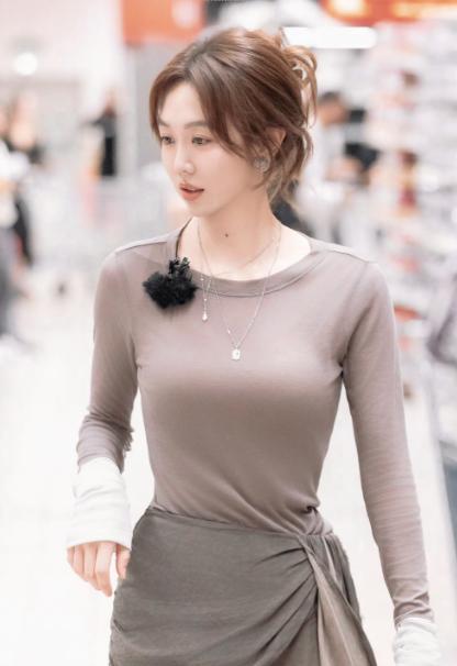 2020年，姜妍悄没声儿就把自己嫁了。新郎是宋丹丹亲自把关挑的，北京某银行支行行