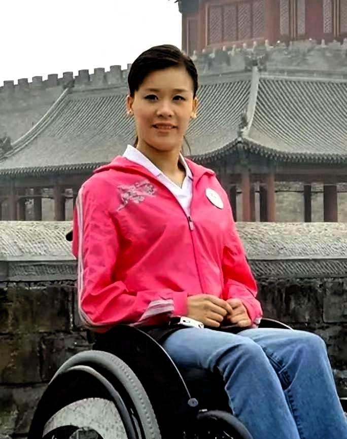 高位截瘫，胸部以下全没知觉。
一个连大小便都无法自理的桑兰，不仅嫁了千万富豪，还