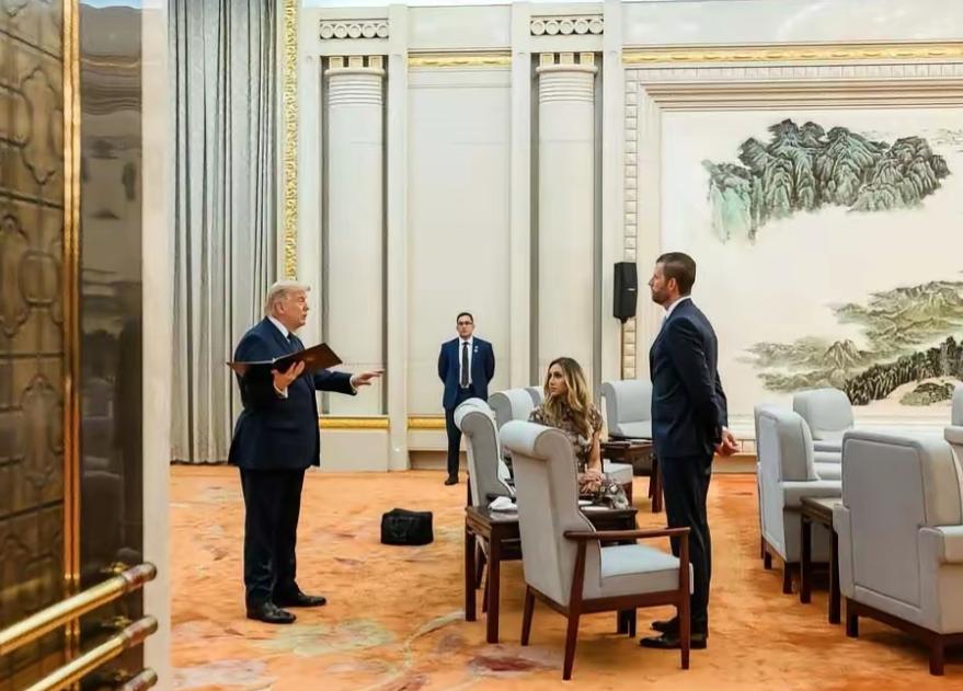 美国媒体调侃，总统特朗普这次访华时有点紧张——特朗普访华演讲前紧张到反复练，连家