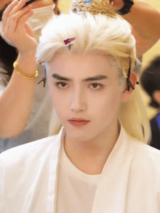 陈飞宇白发仙尊妆造look挺好看的 ​​​