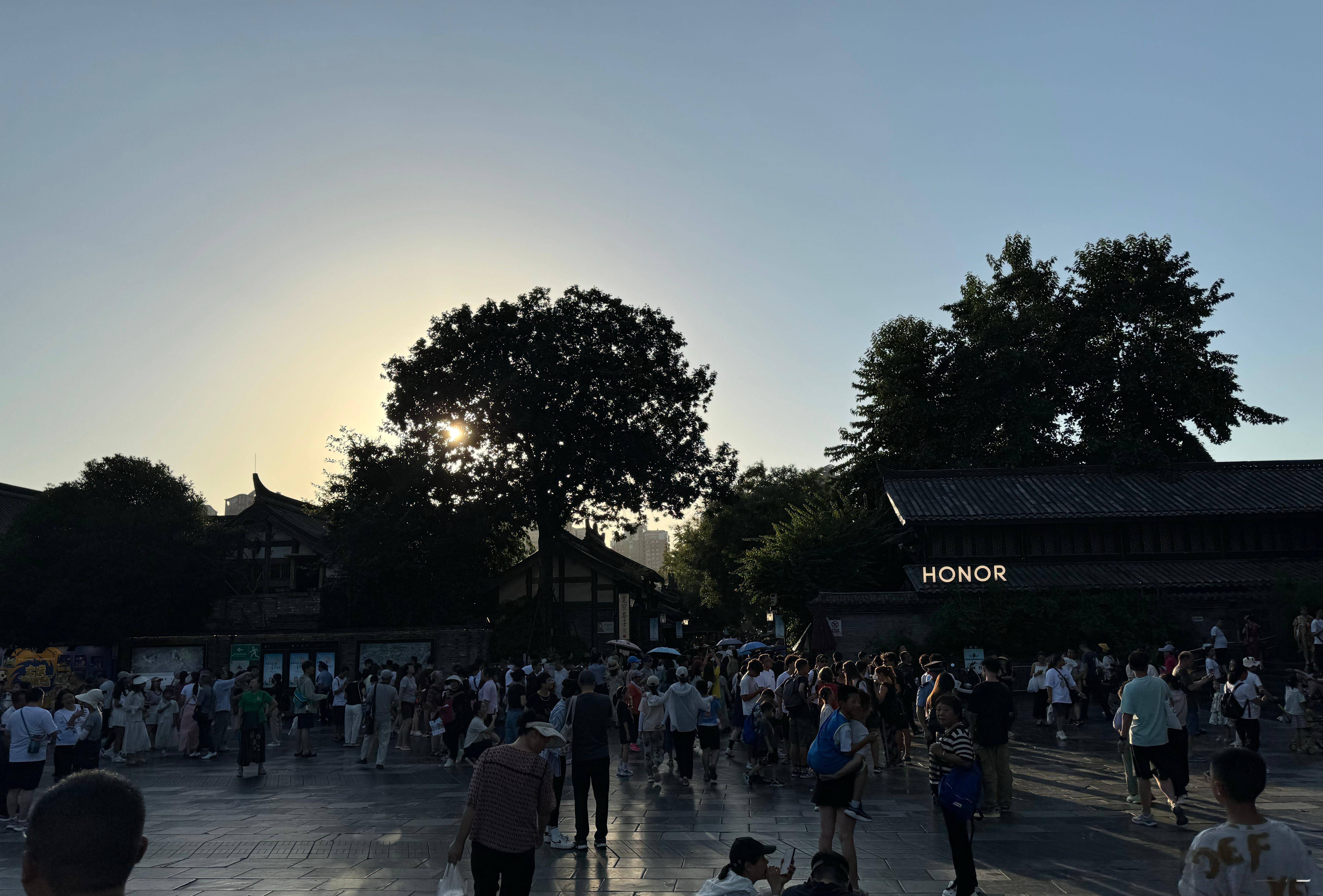 宽窄巷子还是热闹啊。 ​​​