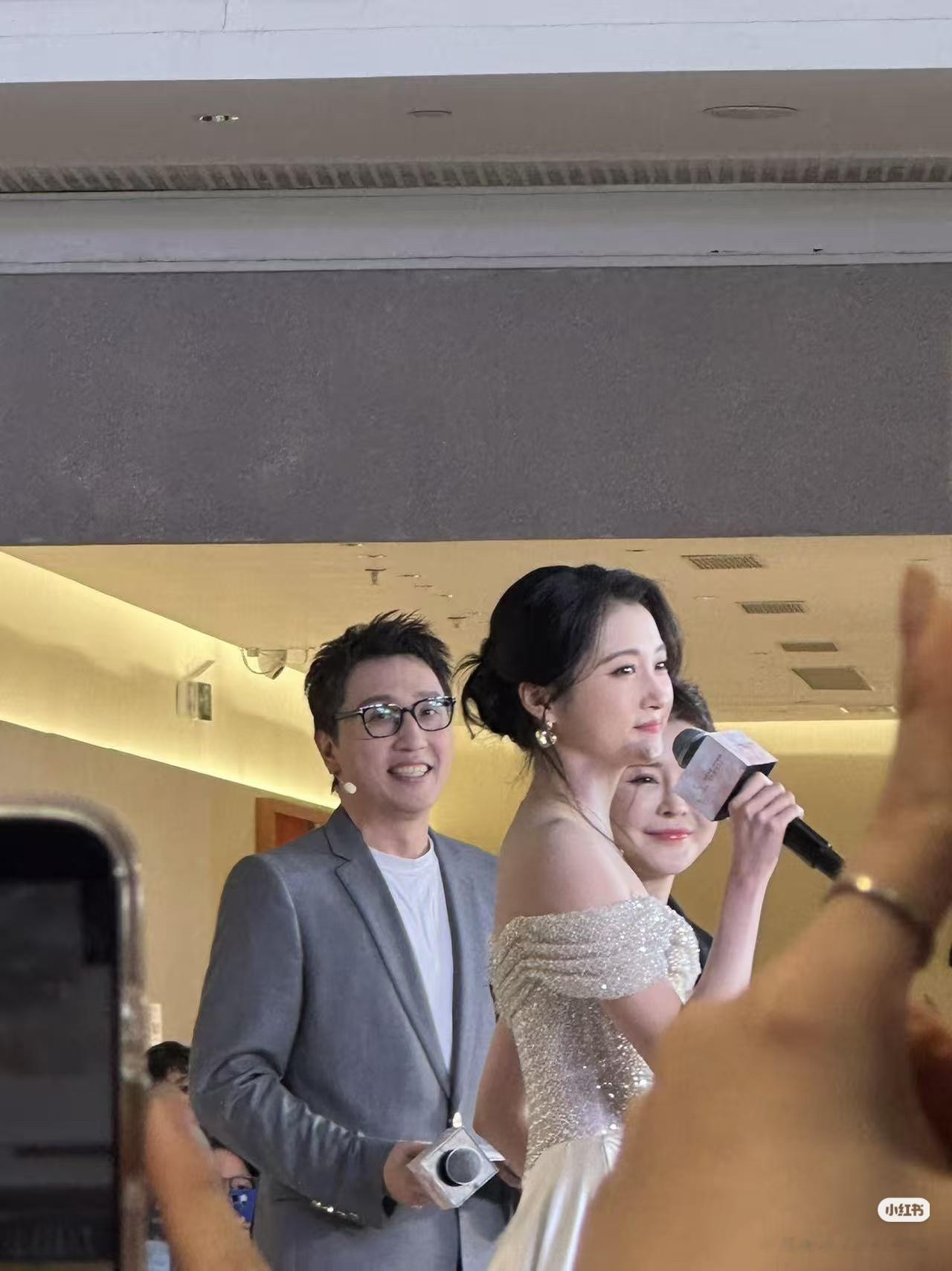 路人拍的关晓彤生图现拍现发原相机   关晓彤你美！！！珂尼娜品牌全球代言人关晓彤