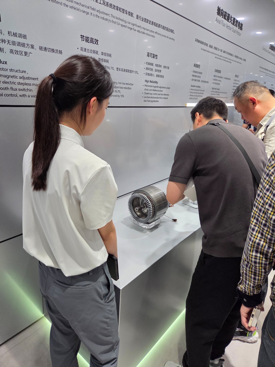 这次车展，由于国展二期投用，面积扩大好几倍，零部件和整车终于有机会同场展示了（过