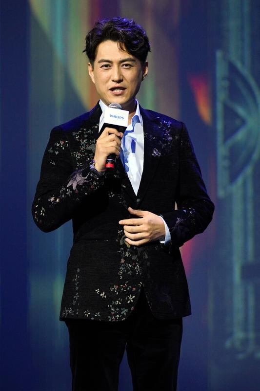 我超爱看靳东的《伪装者》。这部谍战剧简直经典中的经典，N刷都不腻。靳东在里面饰演