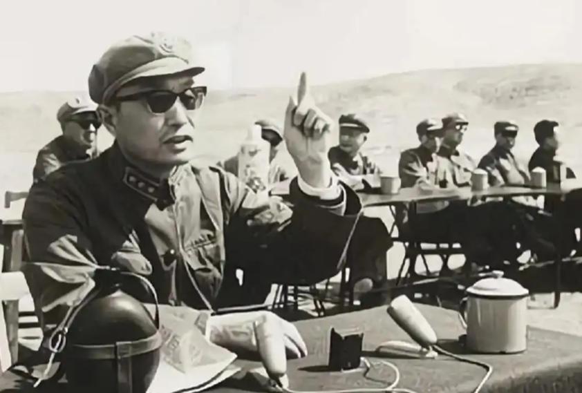 1964年，张爱萍去酒泉基地视察，突然瞧见了几个战士的背包是斜挎着的，他凭借经验