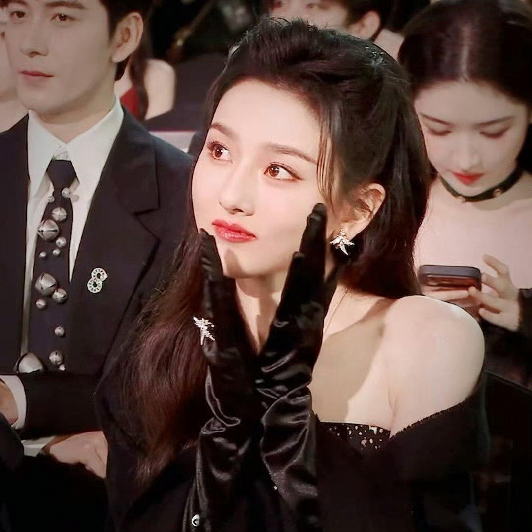 宋祖儿顶级骨相直播镜头扫到的时候真的巨美 