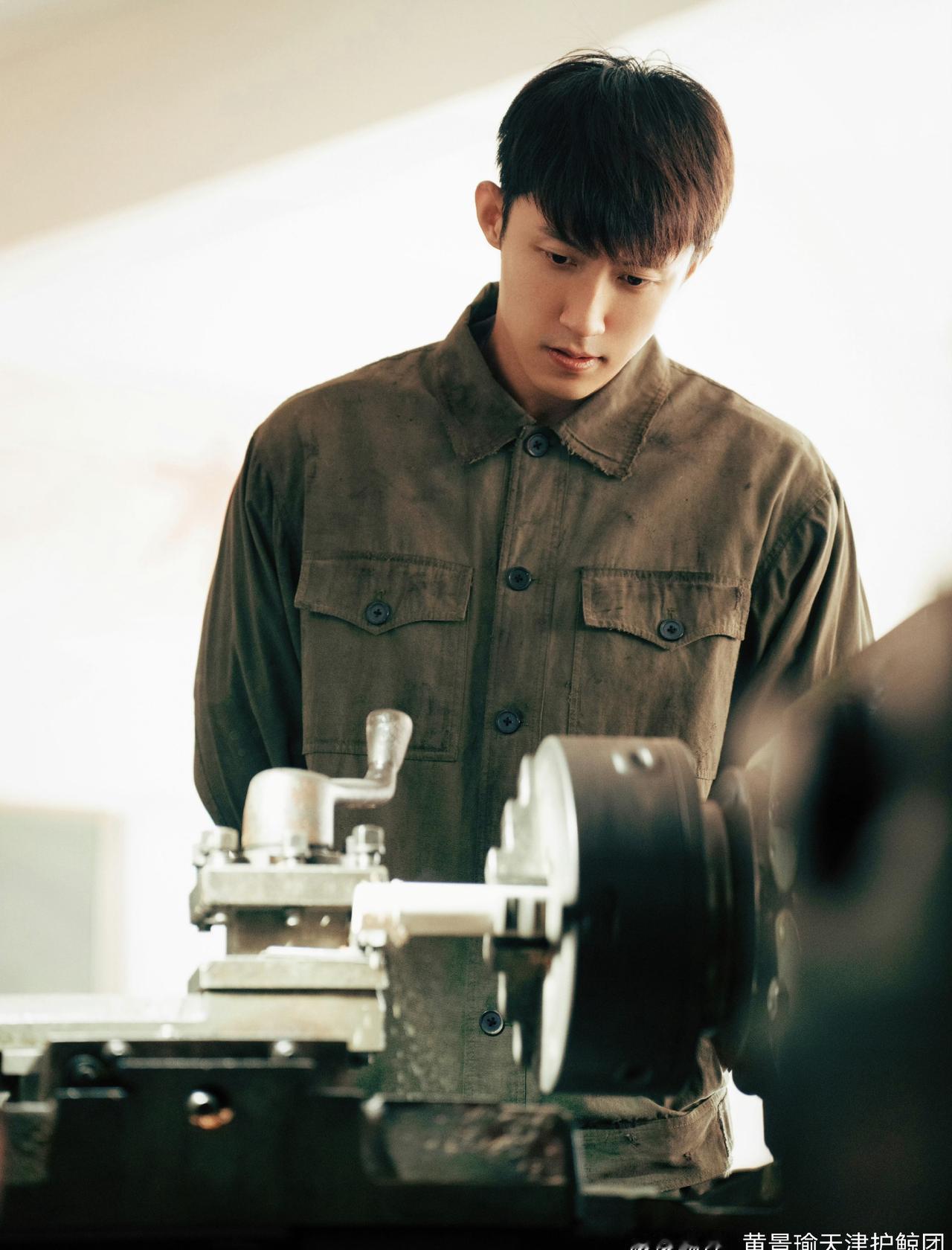 黄景瑜 
百家饭养大孤儿身，万般爱暖透孤寂心
坚守是对根的眷恋，岁月有情守望相助