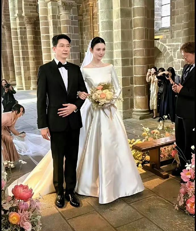 奚梦瑶父亲凭仪态火出圈：178超模被衬成小鸟依人？她爸啥来头 ​​​