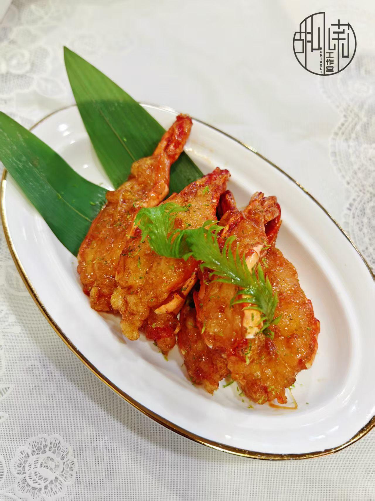 香煎虾尾配绿叶摆盘，看起来真美味很有食欲。