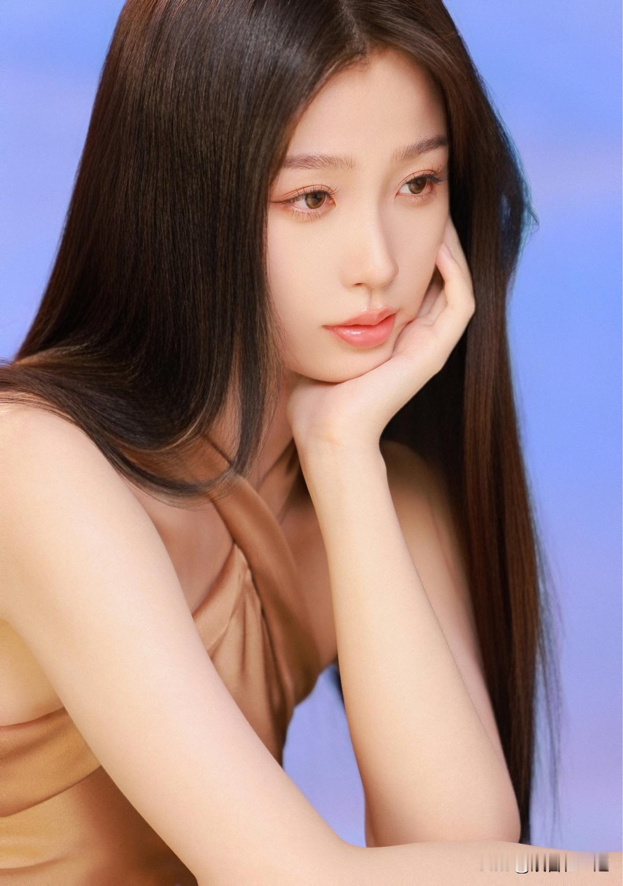 虞书欣最新写真曝光，网友直呼本色出演越祈，这造型太绝了！

2月25日，虞书欣工