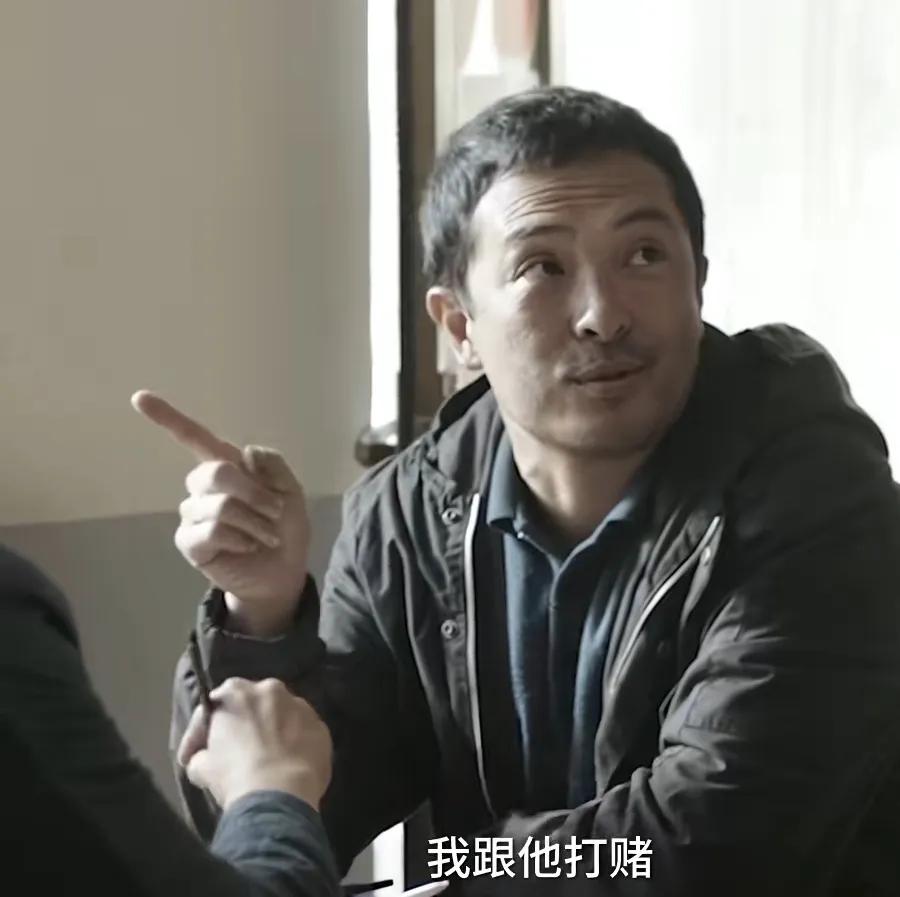 《我是刑警》：“演戏”
陶维志吃着饭就把嫌疑人给拿捏了，这演技谁能不服啊[灵光一