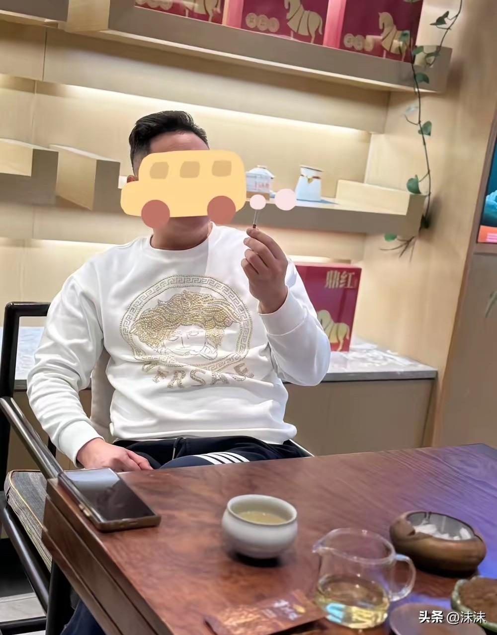 大家发现没，现在身边“装”地人太多了 。

这些活在包装里的人，靠着表面光鲜，在