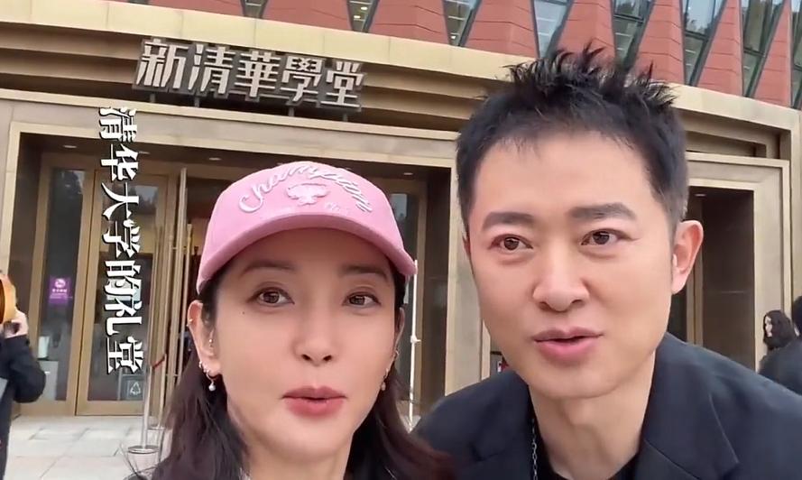 李冰冰和任泉，

近日出现在清华校园里，

这一对帅哥美女虽然年过半百，依然保持