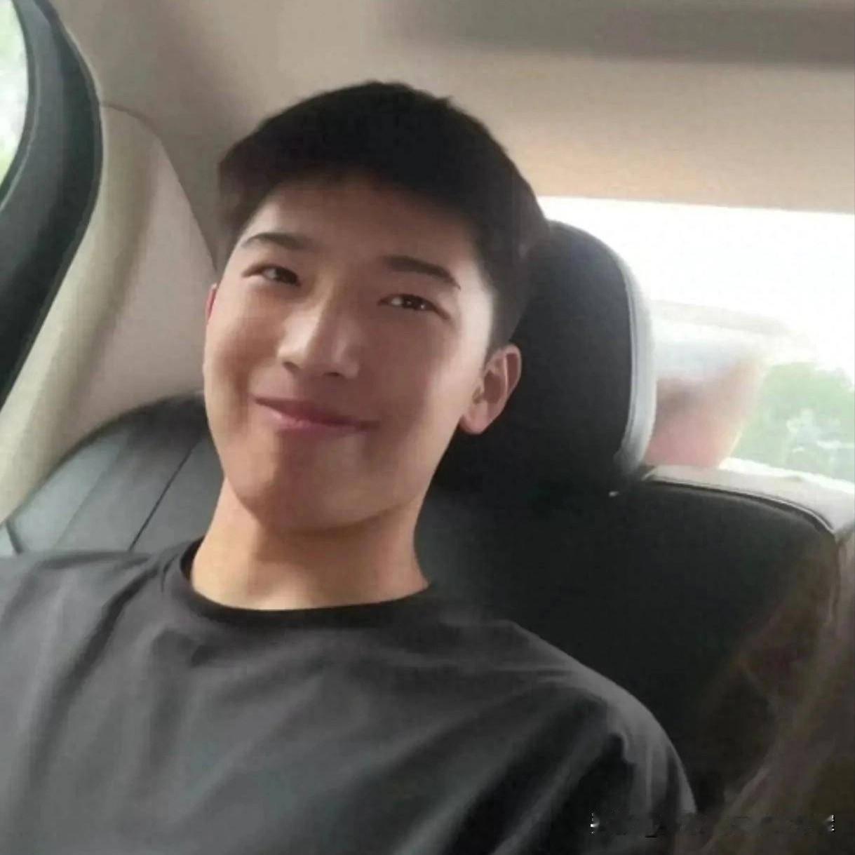 这是吴梦洁的亲弟弟，今年18岁，姐姐大他6岁。小伙子外形俊朗，同样主攻排球，在江