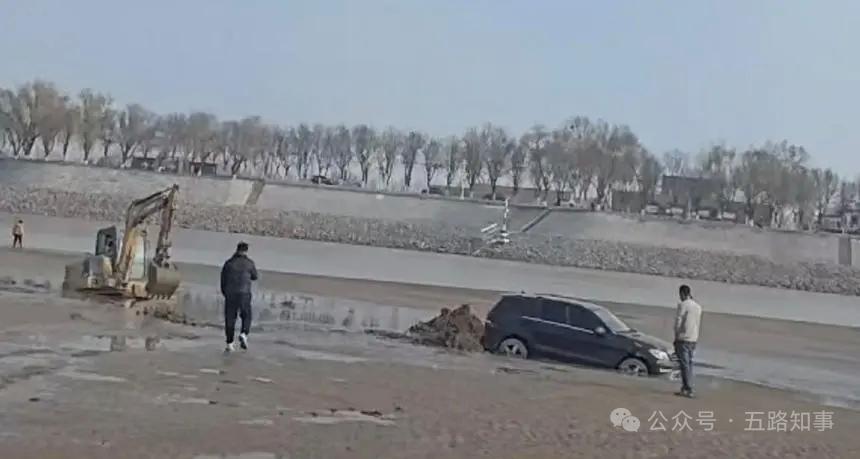 滨州黄河河滩突发车辆被困

2月27日下午，山东滨州，黄河大桥以西的黄河河滩内，
