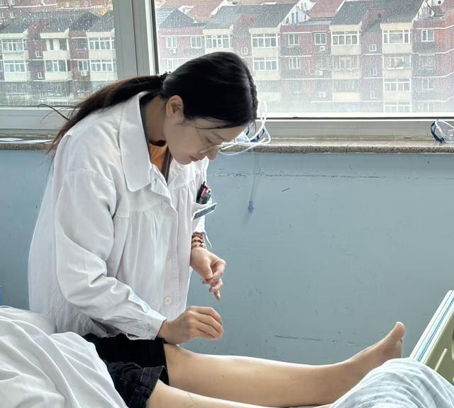 感谢病房姐姐的拍摄的工作花絮！[害羞][害羞]
你看那白大褂都快撑不住了还坚持查