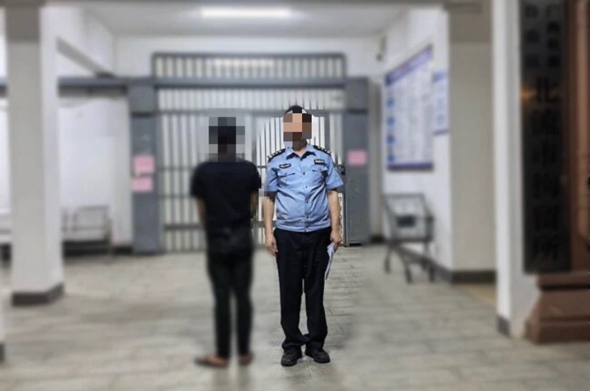 玉林男子无证驾驶套牌车冲卡被拘留20日违法行为人李某安（男，玉林市玉州区人）于2