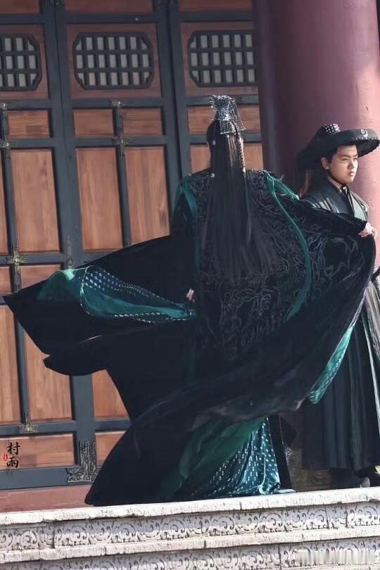 冷知识：澹台烬的朝服有十三斤重，然而在罗云熙身上，仿佛轻得只有十三克 