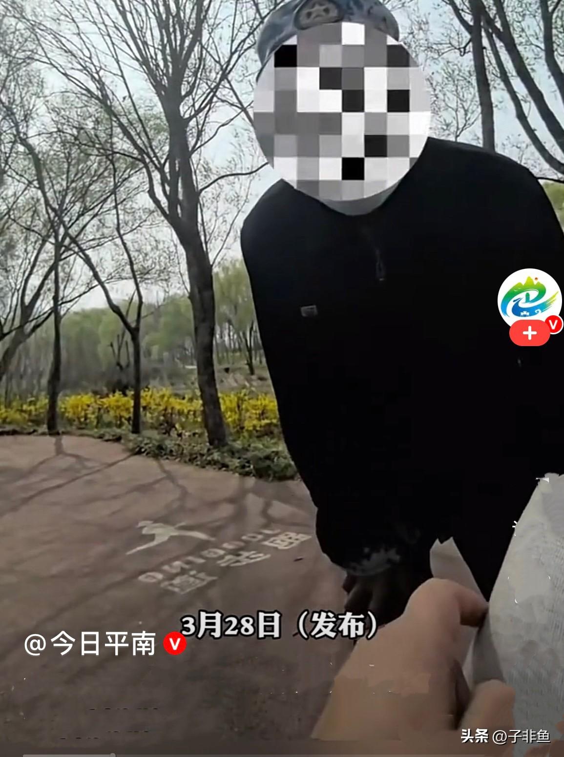 一女子独自在公园长椅上休息，突然过来一位七十多岁，干瘦驼背的大爷，凑上来就说：“