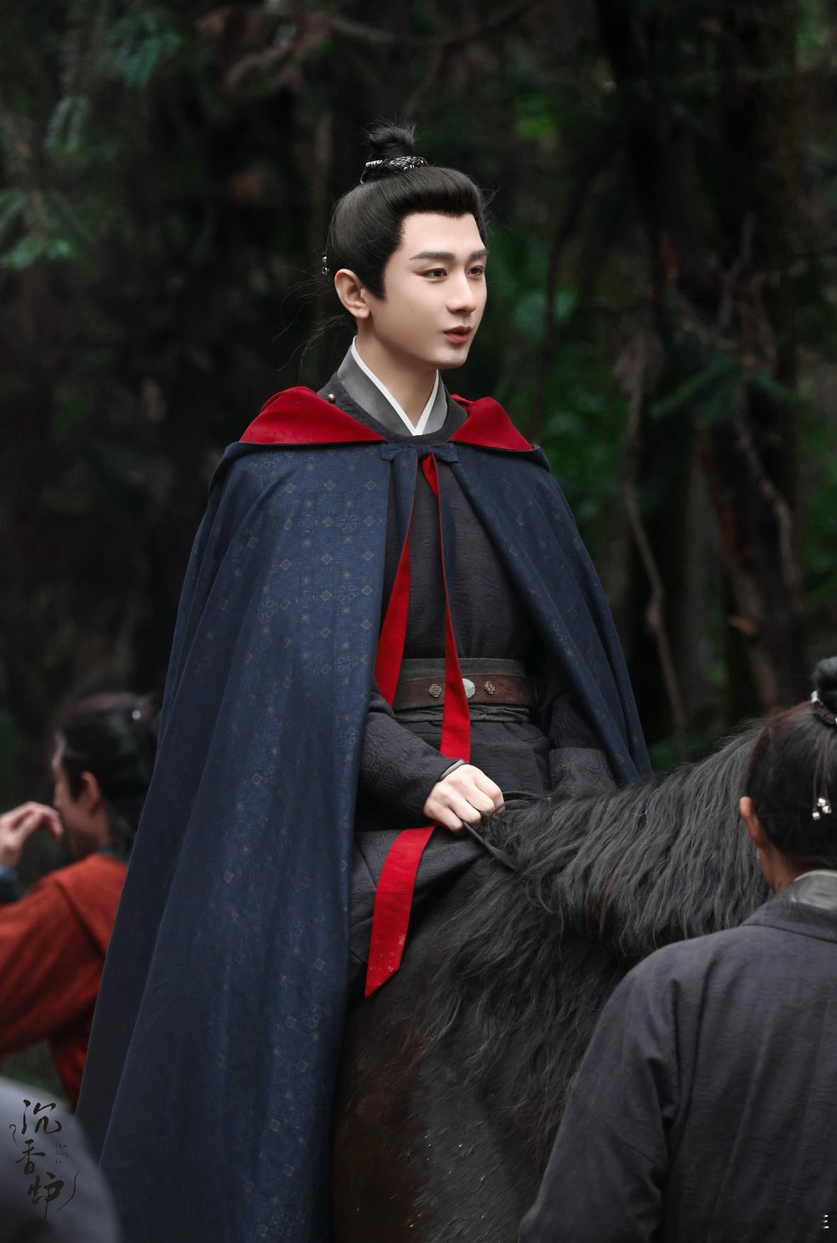 成毅两京十五日骑马路透视频成毅在《两京十五日》里的骑马路透也太绝了！自带的氛围感