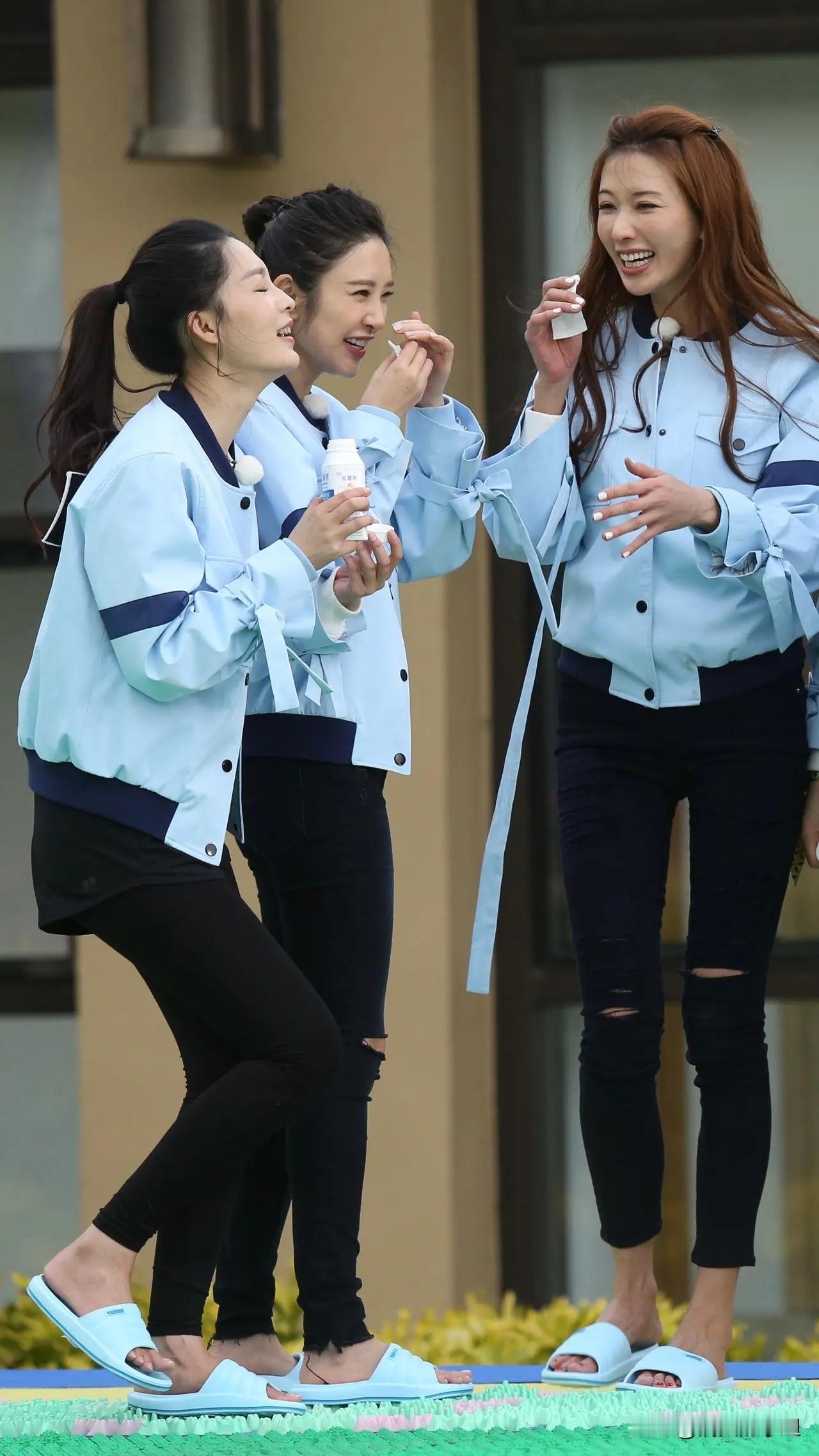 三位女神在聊什么呢，笑得这么开心