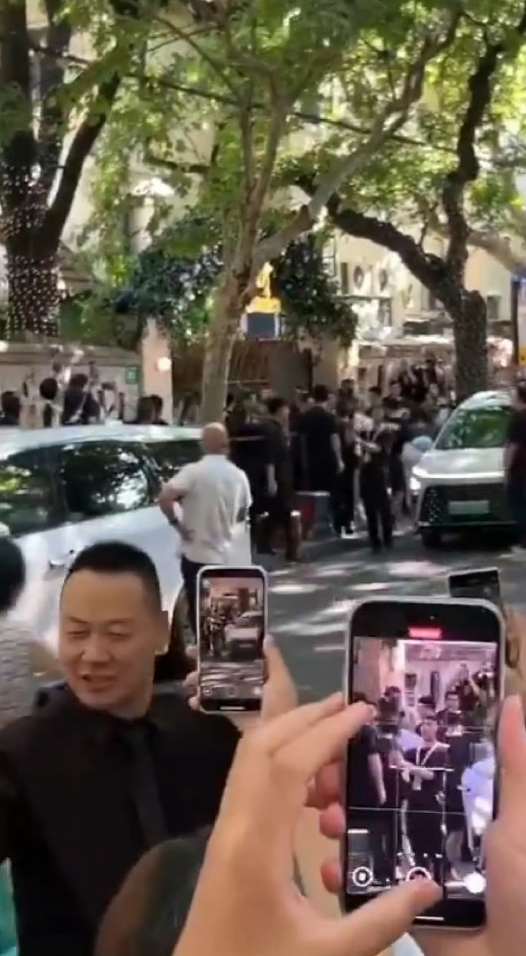 韩网友网友吐槽：想看张元英却假装纯路人路过 结果一把扔掉自行车的中国女粉张元英汗