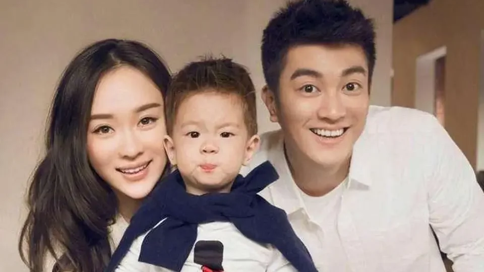 霍思燕与女儿的温馨会友时光 近日，霍思燕被拍到带着可爱的女儿嗯哼一同外...
