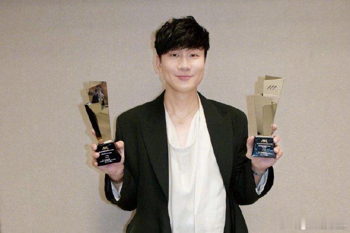 朴宝剑向林俊杰要签名谁懂啊！朴宝剑自爆听林俊杰的歌长大，找偶像要签名的样子，像极