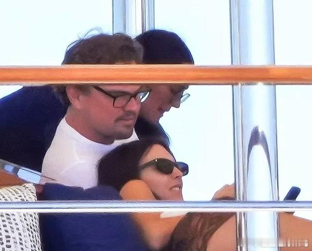 小李子与女友一起跨年莱昂纳多·迪卡普里奥 今日，“小李子”莱昂纳多·迪卡普里奥（