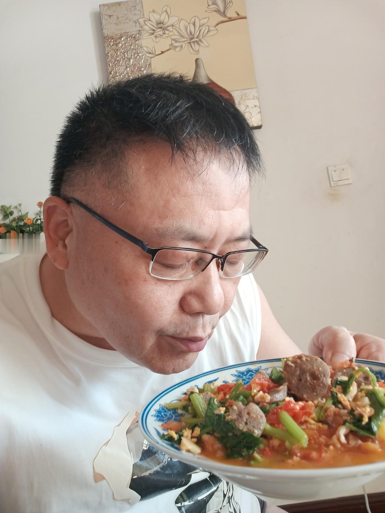 这几天很多人在我评论区，直接夸我，

老王不运动，靠吃瘦了18斤真的不容易！
