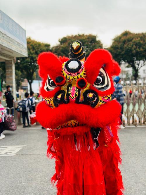 上联“画龙画虎难画骨”，下联“舞狮舞龙难舞头”，表达技艺虽难，但更难掌握精神和神
