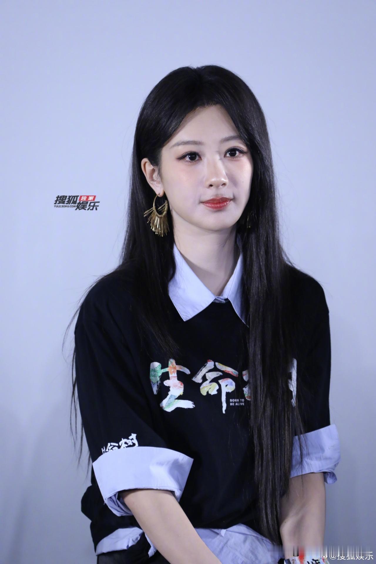 @杨紫 生命树发布会 生图掉落！状态超赞的美紫，耳饰好漂亮啊，酒窝无敌可爱，一起