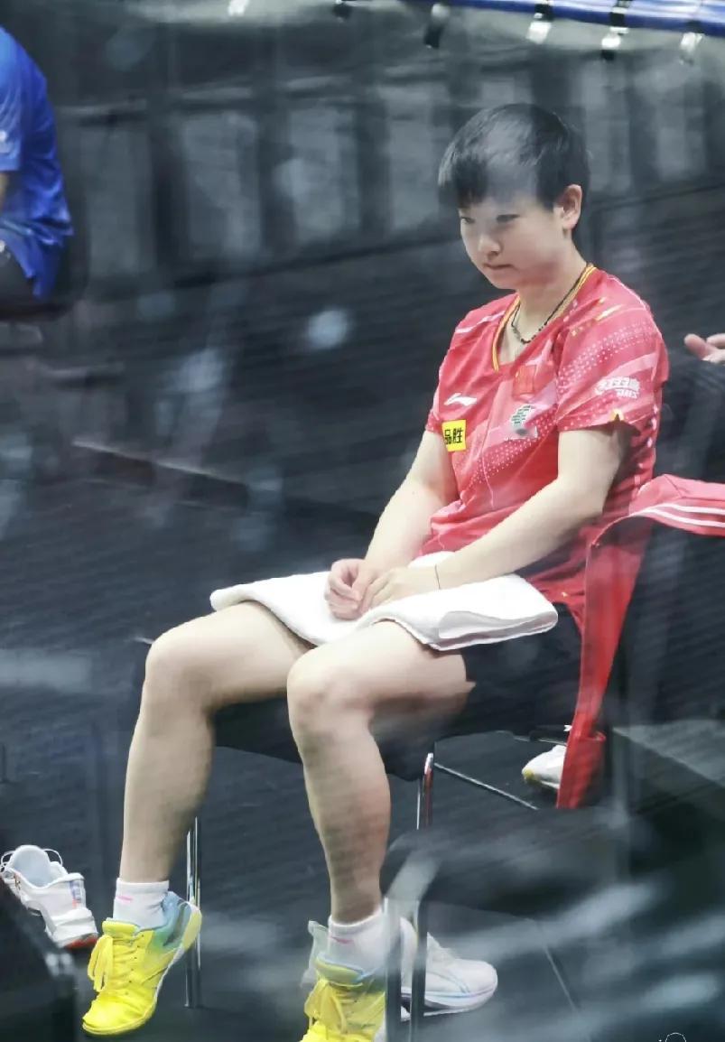 赛场外捕捉到可爱的莎莎~安静坐着，小手乖乖交叠，明明穿着亮眼队服，却像误入大人世