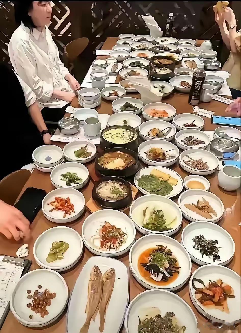 什么情况才能吃上这一桌豪华大餐，满汉全席啊，这么多菜[捂脸]