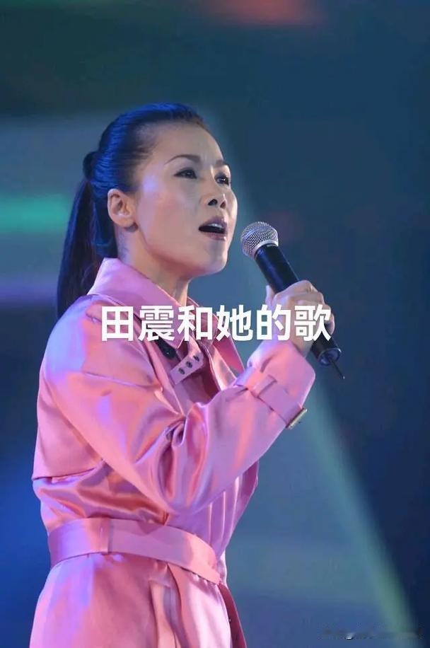 田震为何被称为乐坛天后?田震被称为乐坛天后，实至名归。她1984年出道，凭借《最