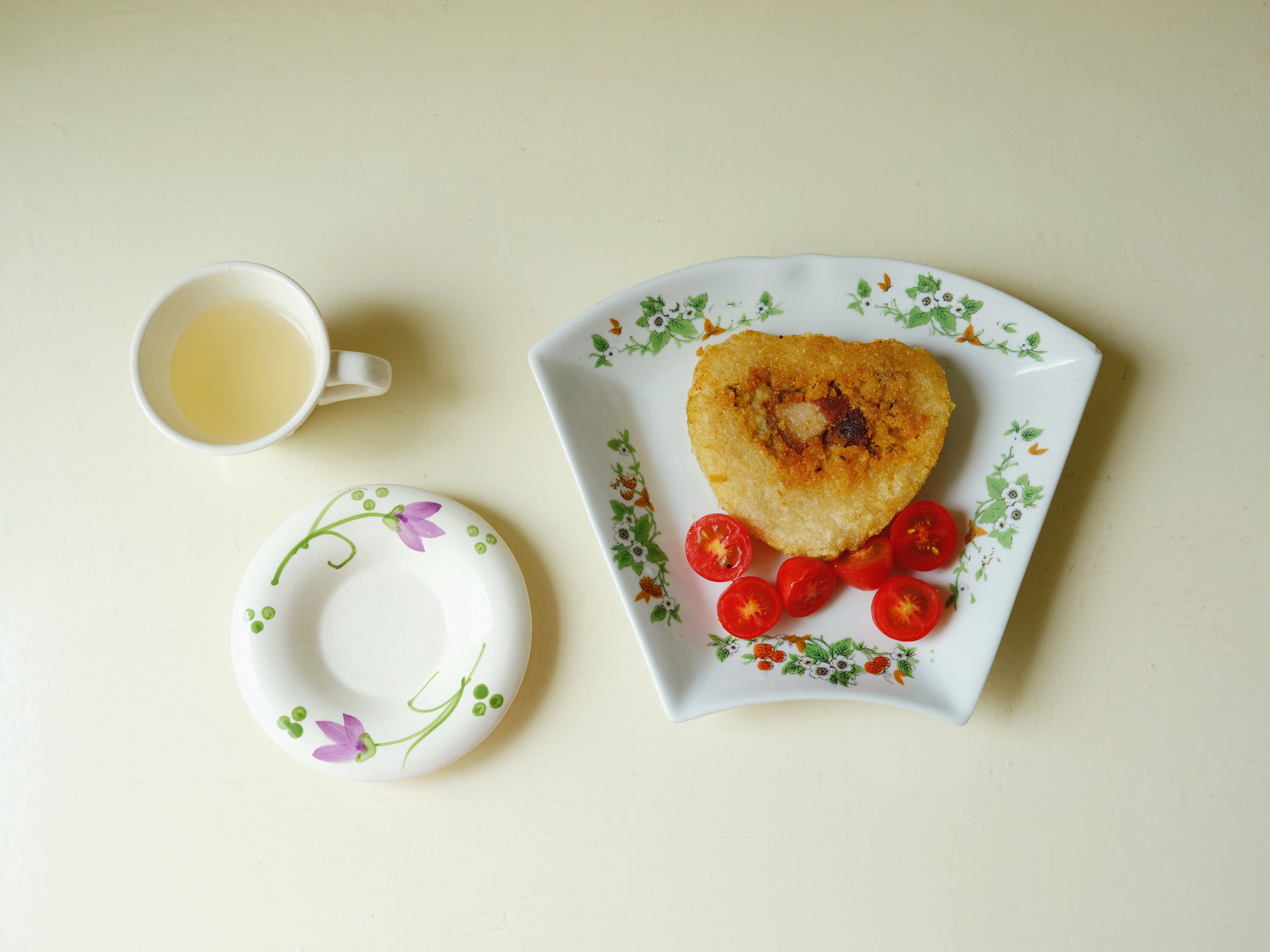 没有事件发生，尝试新的食材、新的口味成了值得记录的事。1，粉虫佐番茄（心得：造型
