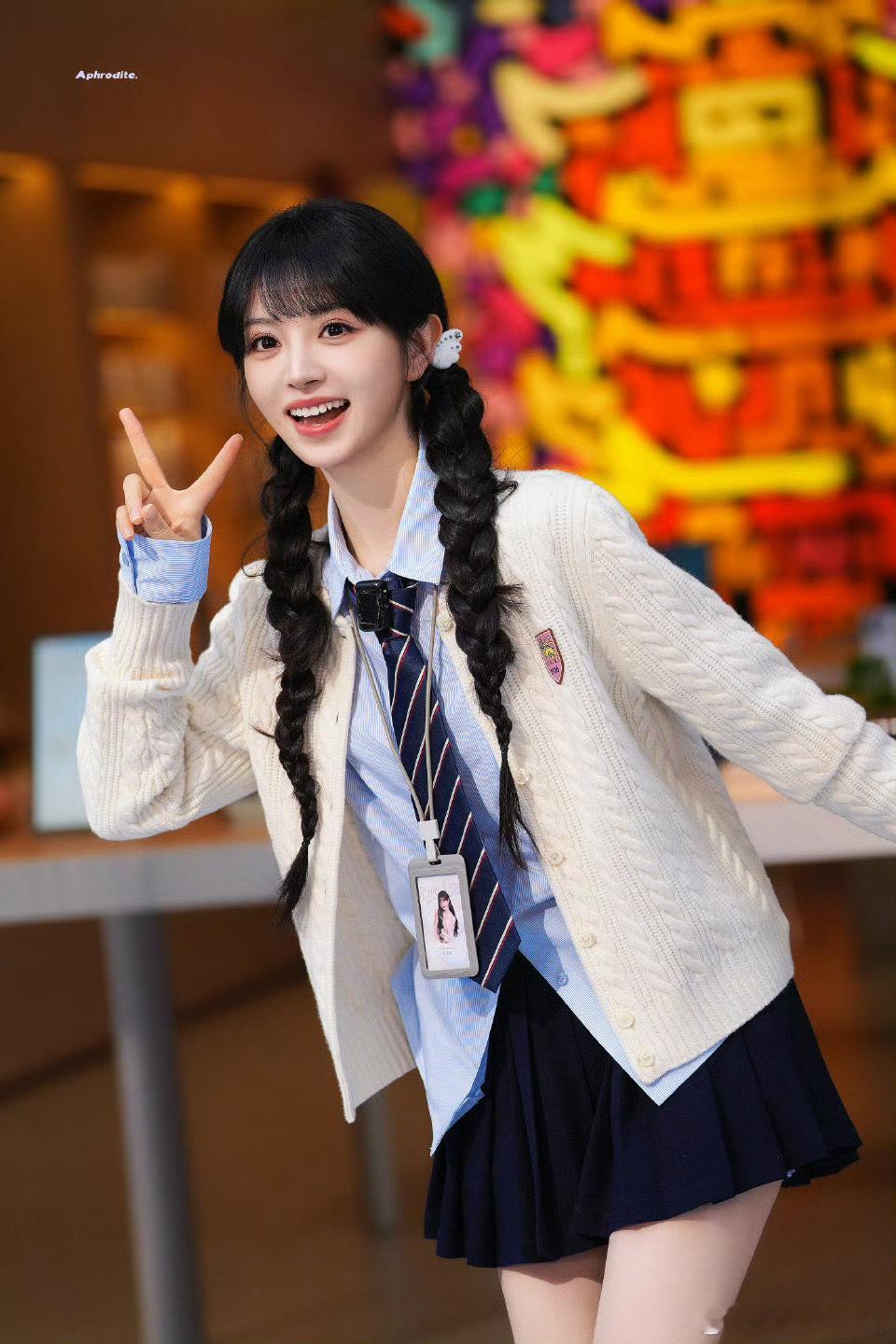 田曦薇出席vivo S50系列活动的这套好少女，美哭了…和粉丝的互动好可爱…想捏