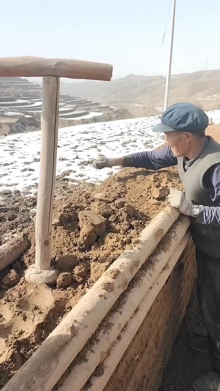 🏠在村子里看到爷爷辈传下来的黄土夯墙老手艺，突然觉得这种质朴又厚重的建筑美学太