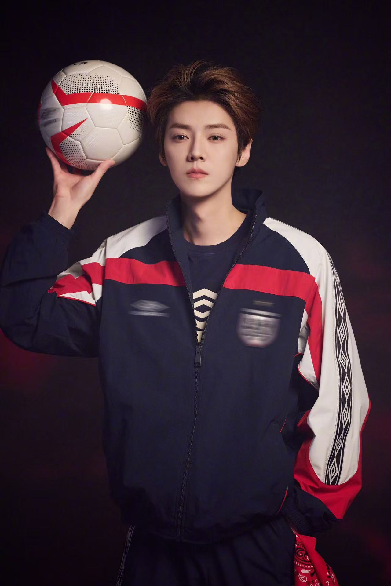 鹿晗运动风男友鹿晗运动风花絮照 鹿晗运动风花絮照，镜头之外是褪去所有修饰后的热烈