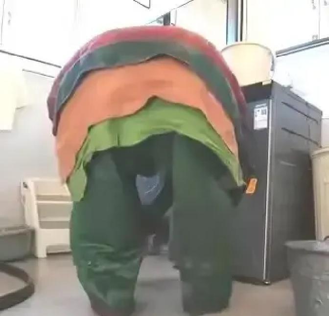 胖子花18万在云南山里亲手搭了个小院，拍视频火了。
冬天一来，女友冻得直哆嗦，说