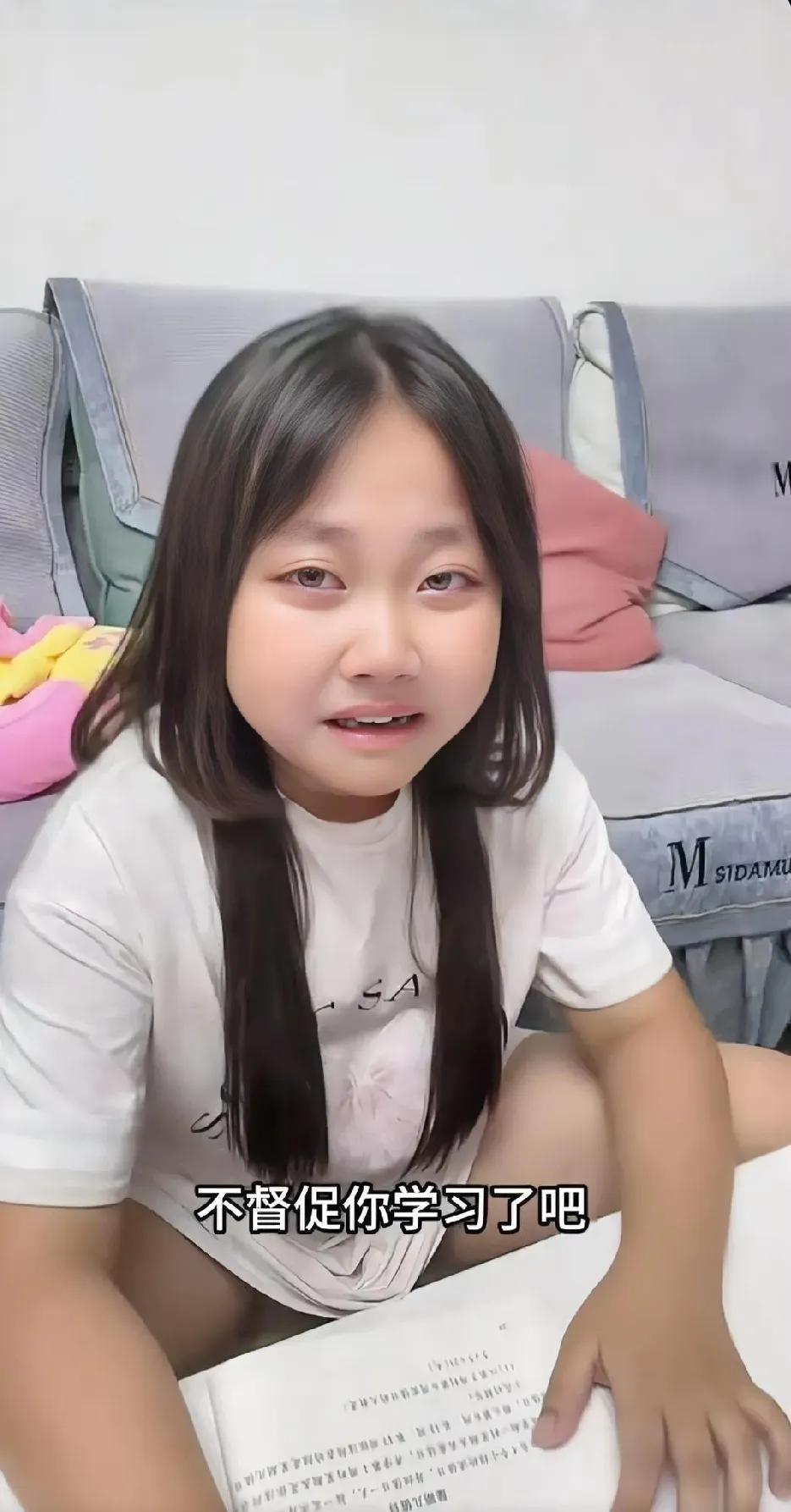 笑不活了！女儿一把鼻涕一把泪的在作业，这是爸爸过来，女儿伤心的说道，就是明天开学