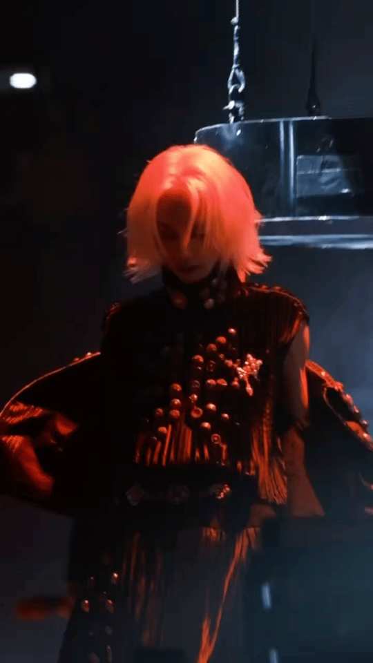 华晨宇这一秒过火 烟火为谱，歌声为焰。当《永不熄灭的火焰》在夜空炸响，华晨宇的高