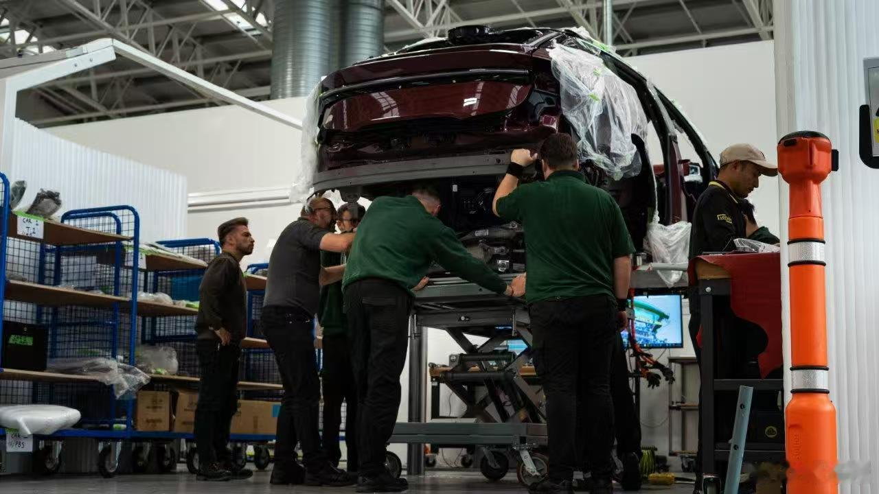 英国国王查尔斯三世也看上纯电超跑了，自掏腰包12万英镑购置定制版莲花ELETRE